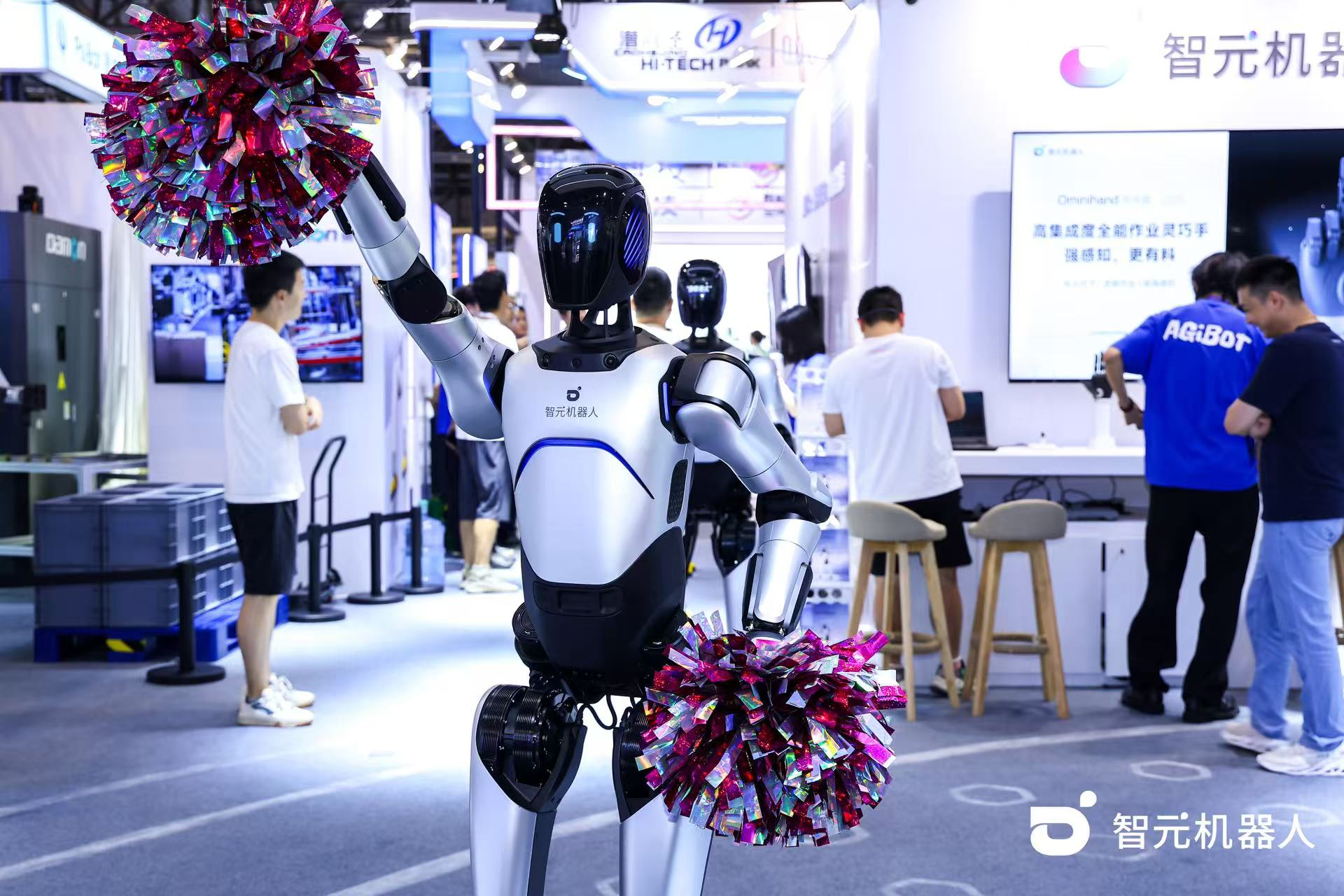 beats365机器人 WAIC 首日展台火爆，机器人家族集体打工忙不停